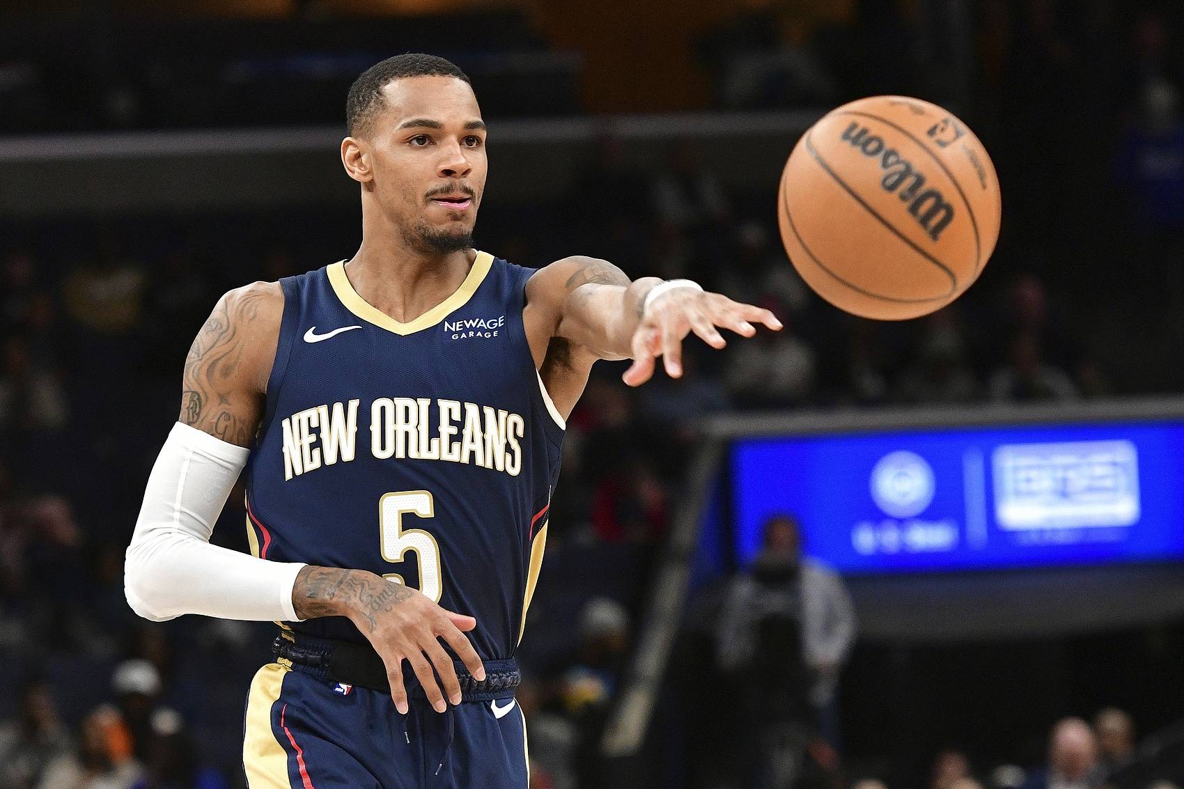 他并不是单 他并不是单